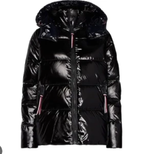 vinterjacka tommy hilfiger  - lägger ut min min fina tommy hilfiger jacka pga oseriös köpare, och eftersom jag vill köpa något nytt💕 finns små defekter och fler bilder kan skickas vid intresse❤️ pris kan diskuteras vid snabb affär, nypris ca 3500kr