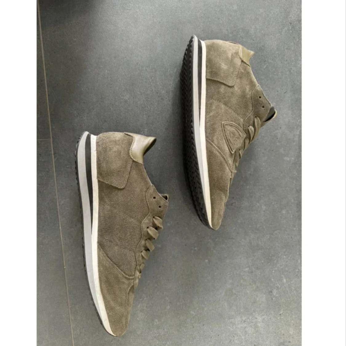 Beige sneakers från Philippe Model - 91