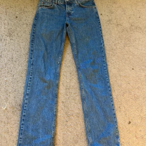 PULL&BEAR jeans  - PULL&BEAR straight jeans midwise, använda ett fåtal gånger men absolut inget fel på dem alls. 