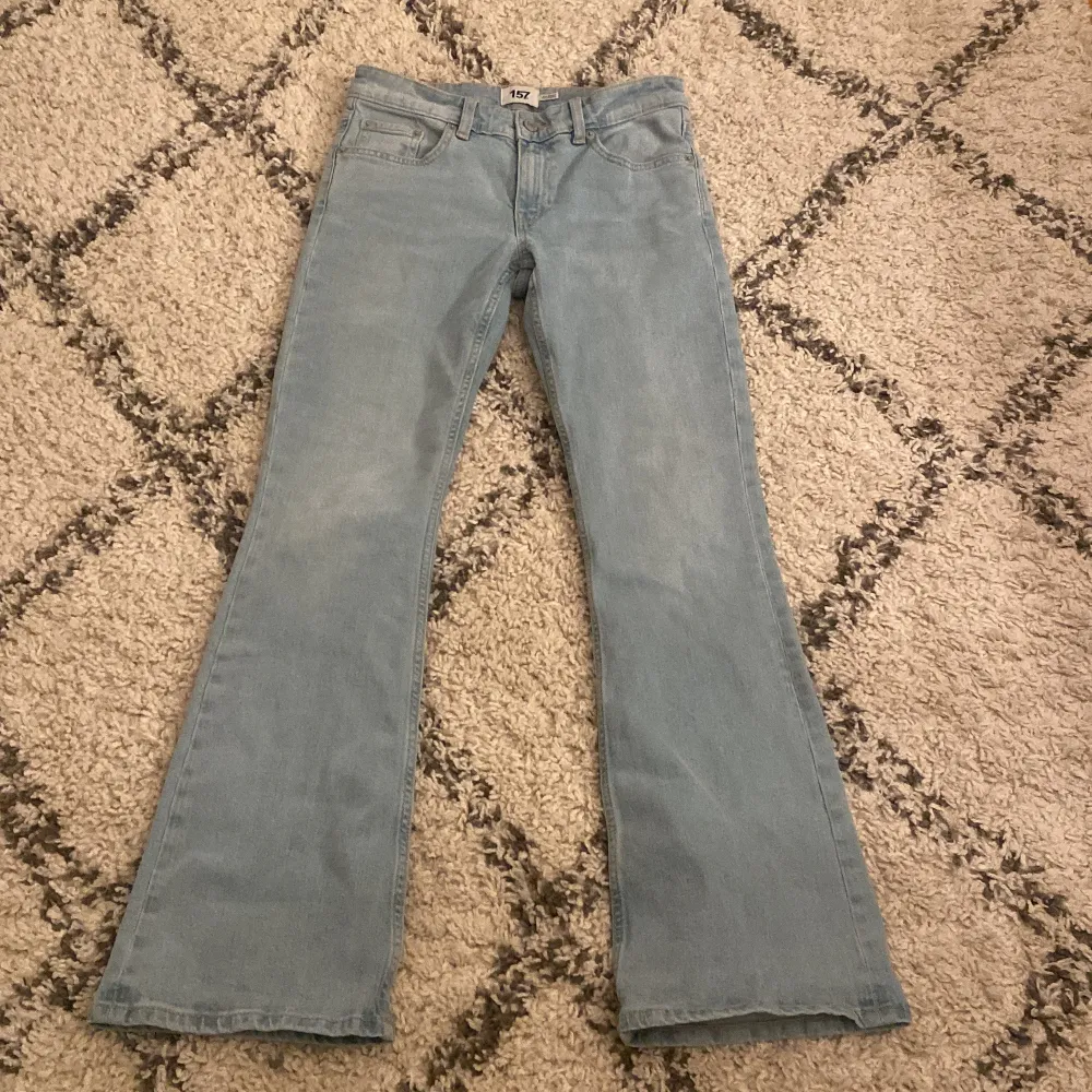 nya low boot jeans från lager 157. prislappen borta men använda nåra få gånger bara. skick 10/10. nypris 400kr.. Jeans & Byxor.