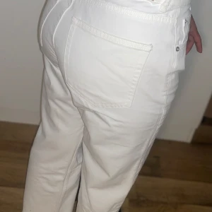 Jeans med slits - Använda två gånger, säljer då de är för stora. Även sydda där nere då de var för långa på mig (är 160cm) Med slits! Sitter jätte fint! Pris kan diskuteras!