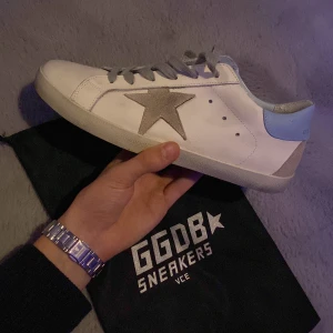 Golden goose -  golden goose storlek 43, skick 9-10 kommer med dustbag och snören säljer för att dom är för små för mig, inga defekter, finns kvitto, bara och fråga om ni vill ha nån mer bild på skorna.