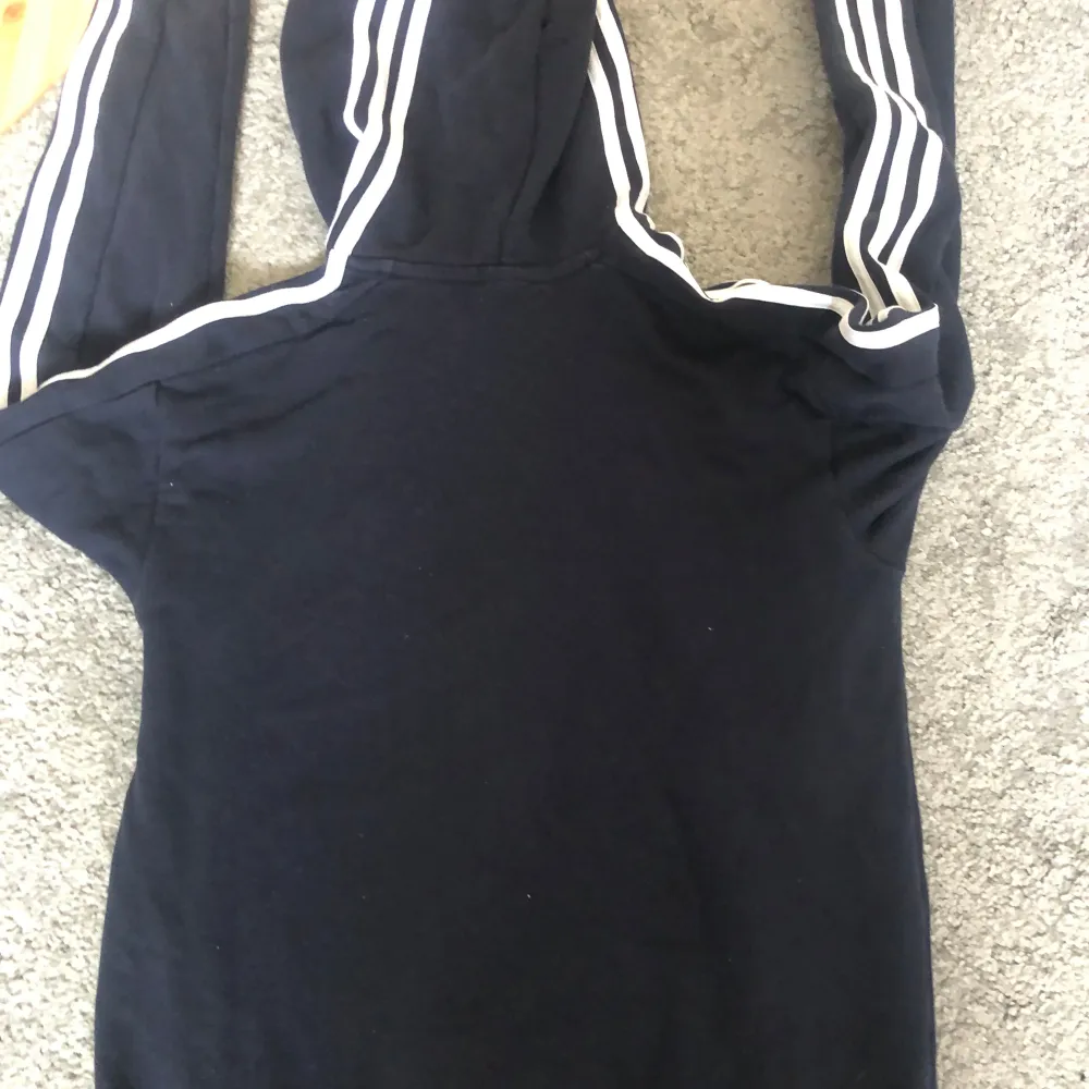 Adidas hoodie i bra skick. Lapp tyvärr avklippt men passar Xs-S.. Hoodies.