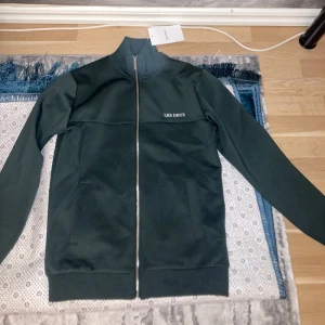 Leus deux tröja - En oanvänd leus deux tröja i storlek XS passar S stor i storleken prislappen sitter kvar 