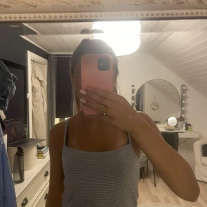 Randig linnetopp från 157 - Säljer en superfin randig  topp från 157 i storlek S. Den är vit med tunna blå ränder och har smala axelband, men också från det populära pyjamas sättet! Toppen är i bra skick och väldigt bekväm att ha på sig.❤️