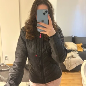 Jacka - Väldigt bra skick! Har aldrig använt den!🤗