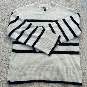 Snygg randig tröja - Jag säljer en fin stickad tröja som passar perfekt till höst och vinter. Den är från h&m i storlek XS. Jag säljer den eftersom att den inte kommer till användning längre. Den är i ett ganska bra skick men den har små knottror på vissa ställen💕🫶