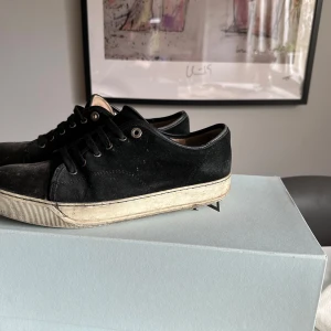 Lanvins - Säljer ett par hyfsat slitna lanvins köpta på miinto för något år sedan. Innersulan är bytt och där med inte orginal men box och skopåse finns med. Pris kan diskuteras. Passar strl 43