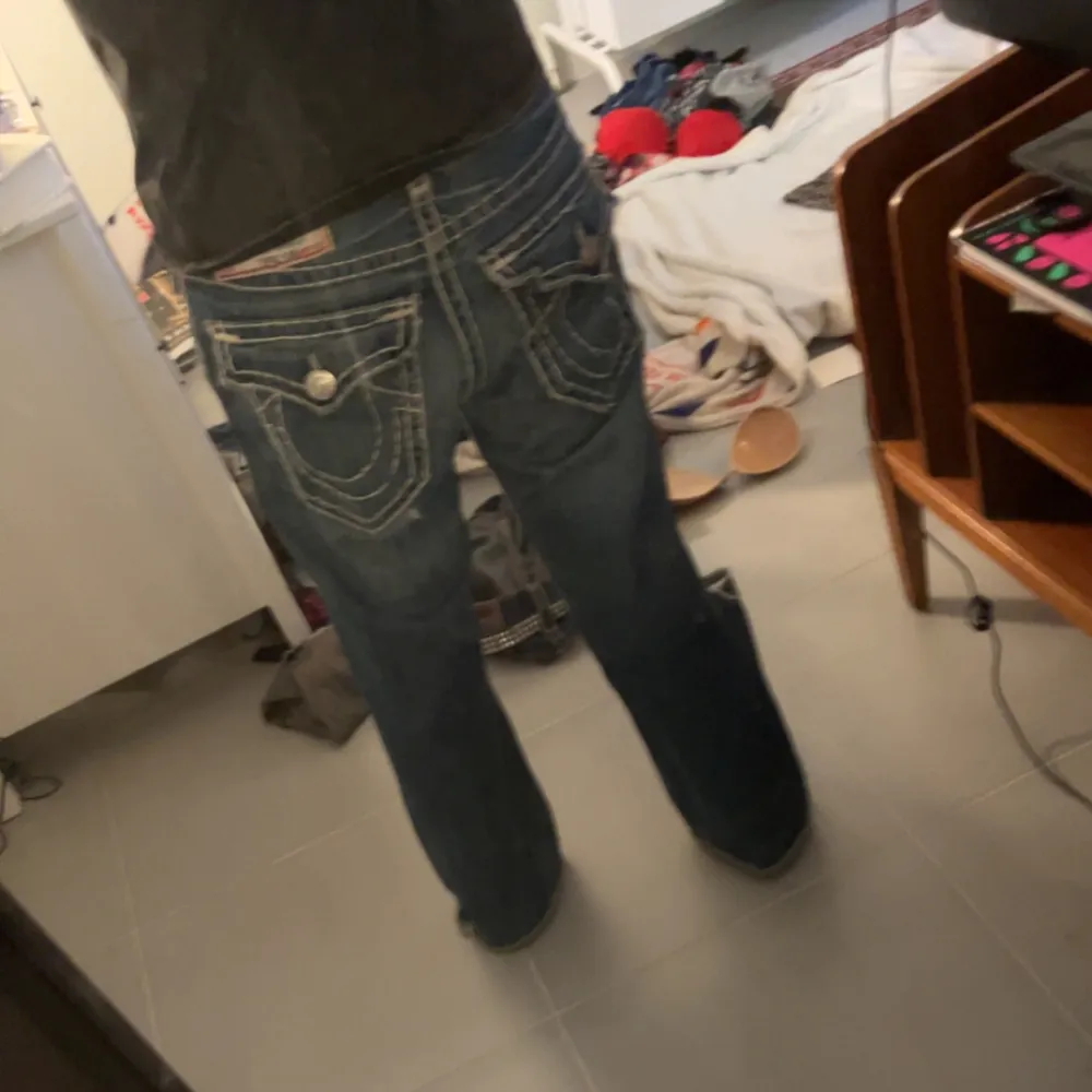 Skit snygga baggy true religion jeans! Säljer pga att jag inte använder det längre. Jättefint skick och köpte här på Plick. Midjemåttet är 45 cm sida till sida och innerbenslängden är 70 cm. Hör av dig om du intresserad av mer bilder!❤️. Jeans & Byxor.