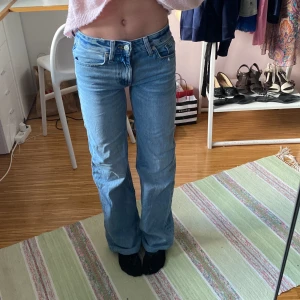 Blå bootcut jeans från Zara - Säljer ett par snygga blå bootcut jeans från Zara. De är lågmidjade och har en klassisk femficksdesign. Perfekta för en avslappnad stil och passar till både vardag och fest. Skulle säga att dom passar storlek 34❤️