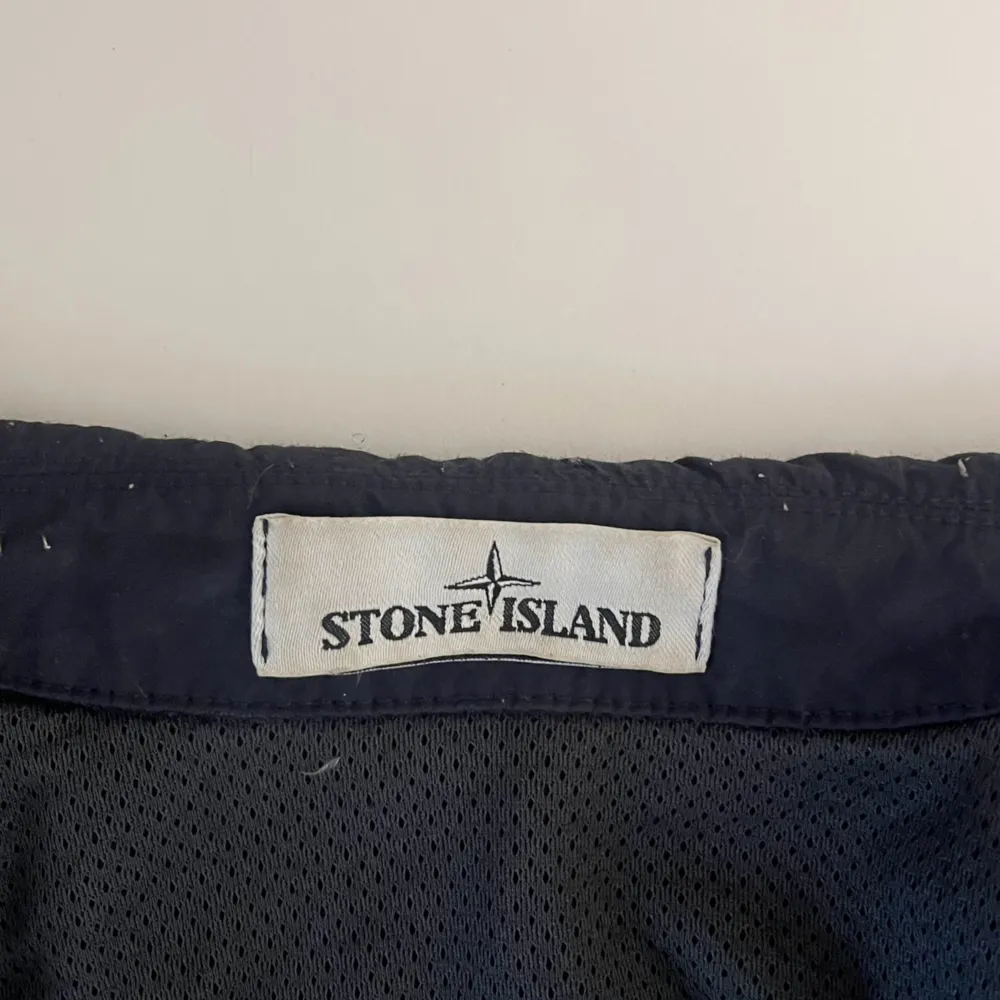 Snygg och unik Stone Island overshirt med patch på axeln . Jackor.