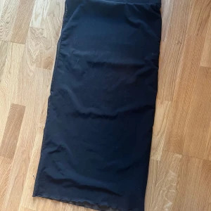 Kjol - Fint skick, kjolen går lite över knäskålarna. 