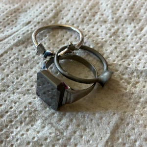Ringar - Metall ringar silverfärg strl ca 18