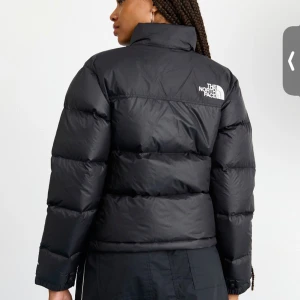 North face  - Har haft den här jackan ett tag säljer den nu för den inte är min stil. Skriv privat ifall ni skulle vilja ha bilder på osv. Har beställt jackan på zalando 