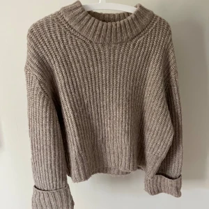 Stickad tröja  - Beige stickad tröja från Gina Tricot. Stl S. Fint skick🫶
