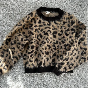 Leopard tröja stickad h&m fluffig  - Säljer fler leopard tröjor‼️Den super populära stickade leopard tröjan från h&m. Storlek S. Köp sker via köp nu, jag postar inom 24h. Kvar tills markerad såld 