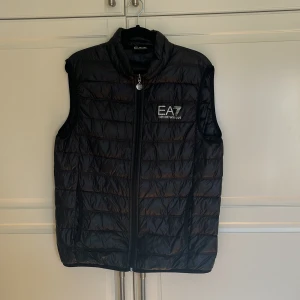 Armani väst - Säljer denna fina Armani väst som jag använt jätte lite å jag skulle säga att den är 9/10 skick, passar s och m😊