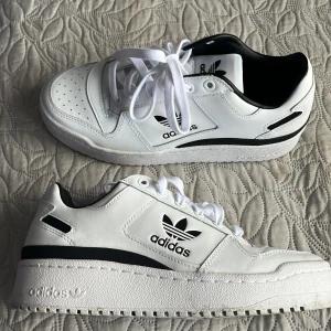 Adidas skor  - Använda Max 2-3 ggr . Lite högre sula  