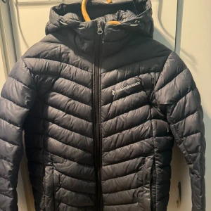 Peak jacka  - Jacka använd med fint skick 