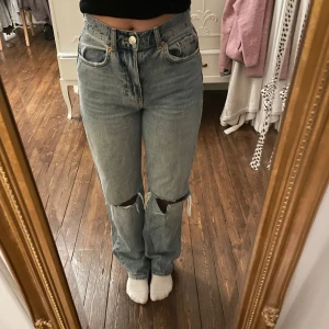 Jeans - Blå jeans från Gina med hål, storlek 34, 50kr