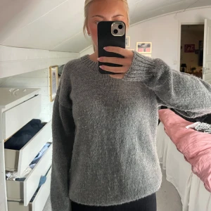 Stickad tröja  - Säljer grå stickad tröja då den ej kommer till användning! Storlek M