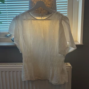 Vit blus - Använd ungefär 3 gånger så nyskick.