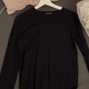 Tröja - En stickad tröja som är använd få gånger då jag har en till lika dan. Den är stickad i materialet. 