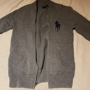 Stickad ralph lauren zip - Använd få gånger säljes eftersom den är för liten, perfekt stickad zip nu till vintern❄️