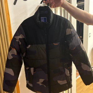 Jack and Jones jacka - Kommer i jättefint skick. Inga defekter och andvänd fåtal gånger.