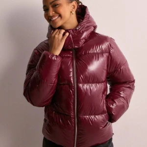 Nelly jacka - Aldrig använd vinterjackaköptes från Nelly men är helt slutsåld. Storlek Xs, vid fler frågor skriv.  