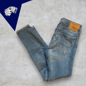 JACK & JONES JEANS - Jack & Jones Slim fit jeans  | Skick: 9/10 | Strl: W28 L32 | Modellen är 180 cm | Hör av dig om du undrar någonting!
