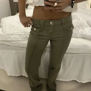 Gröna jeans hm - Jättefina populära jeans från hm då jag ej anvönder