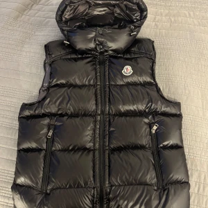 Moncler Bormes Väst - Moncler Bormes Väst. Skick 10/10 (oanvänd). Storlek M (2) men passar även S (1). NFC & QR fungerar. Hör av dig vid intresse.