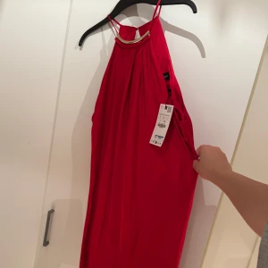Röd satin klänning  - Säljer denna fina klänningen från Zara med prislappen på✨😍. Säljer den pågrund utav att det inte är min stil☺️Klänningens längd är perfekt som kommer till fötterna jag som är 163cm lång💫  Nypris 559kr mitt pris 390kr🙌🏼