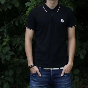 Moncler piké  - Fin Moncler piké. Modellen är 182 cm. Medium passar S. Köpt secondhand!!! Skicka 9/10!!!