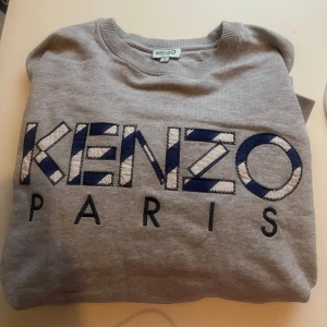Kenzo Sweatshirt - Äkta Kenzo Sweatshirt i ljusgrå färg, storlek S. Finns inga fläckar eller hål