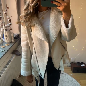 Shearling jacka - Fint skick och passar bra nu till vintern och hösten!🥰