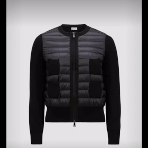 Moncler cardigan  - Säljer denna till ett lägre pris då jag vill få sålt den snabbt! Sååå fin, varsamt andvänd den har inga defekter och såklart äkta💕 Man får med kvitto och de finns även en Scan som jag kan skicka bild på  Samt kan jag skicka  fler bilder på vid intresse!☺️
