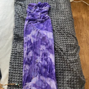 Klänning - Oanvänd. Lång klänning till knäna.