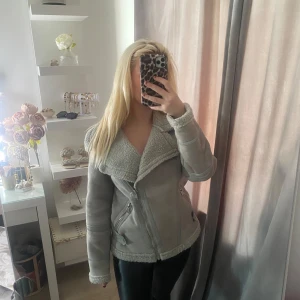 Jacka  - Jättesnygg helt oanvänd jacka som passar perfekt till vintern! 💗 Hör av dig innan du vill köpa så sätter ja på köp nu!