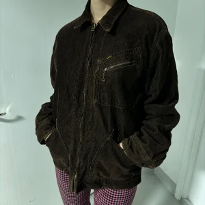 Fodrad Manchesterjacka - Cool fodrad mancheterjacka från Lee.  Köpt på en vintagebutik i London. Kan mötas upp i Stockholm🤎