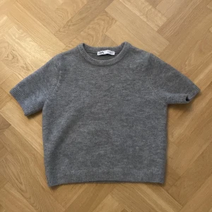 Stickad t shirt zara - Assnygg stickad t shirt från zara! Bara använd två gånger ungefär så så gott som ny🙏💓