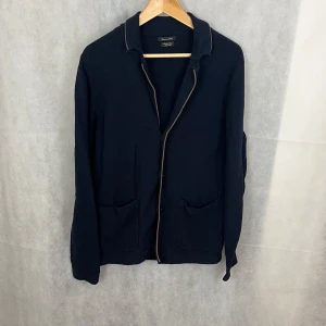 Massimodutti stickad kavaj - Riktigt soft caridgan av massimodutti. Storlek M. Modellen är 185. Väldigt bra skick.