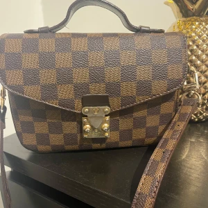 Väska - Kommer inte till användning  Ej äkta 