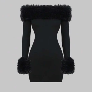 Svart offshoulder klänning med pälsdetaljer - Hej älsklingar! Jag har officiellt pensionerat mig från min baddie-era och bytte stil, så nu säljer jag denna skönhet. Klänningen är i perfekt skick och BILDERNA ÄR TAGNA DIREKT FRÅN HEMSIDAN DÄR JAG KÖPTE DEN.❤️