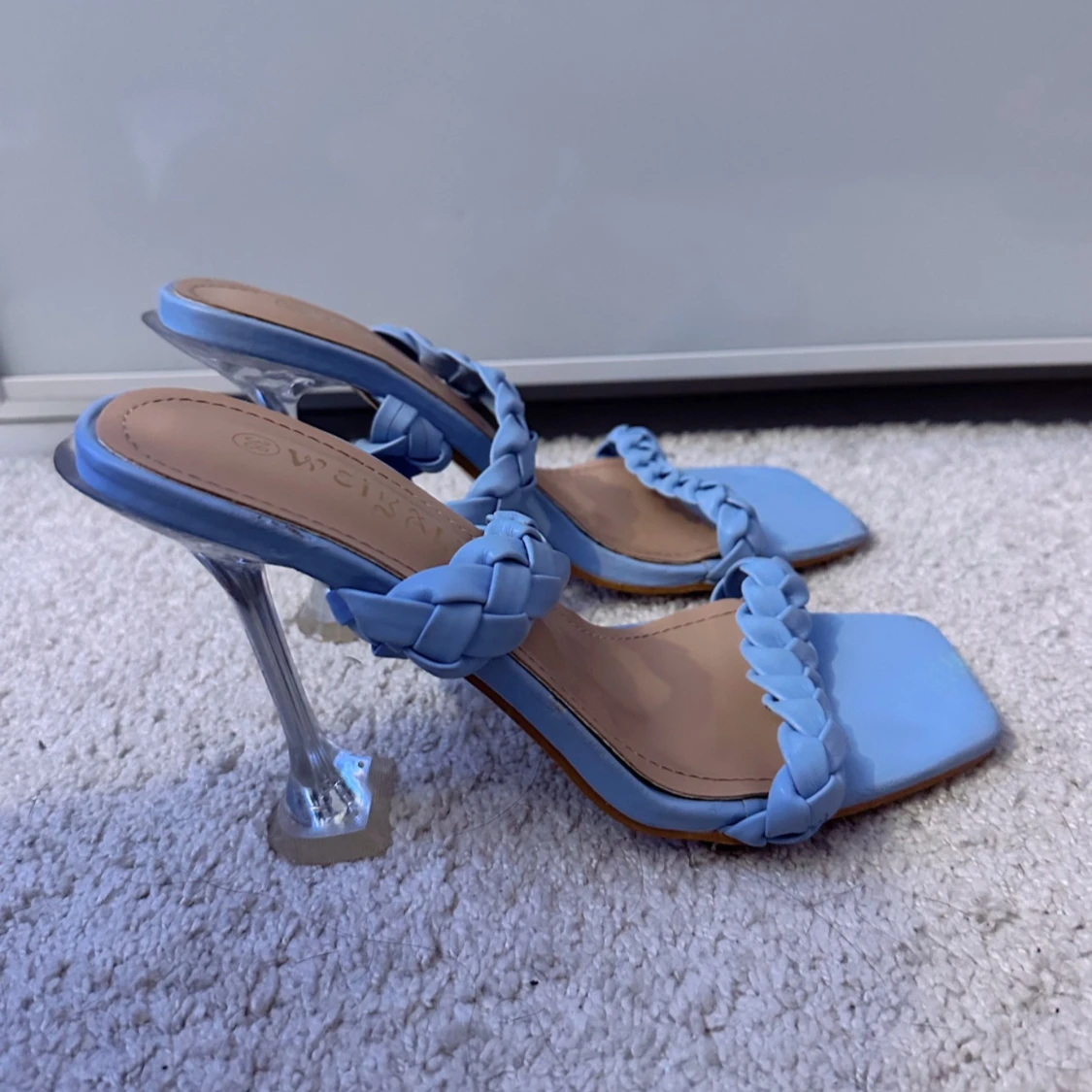 Blå sandaler med flätad rem