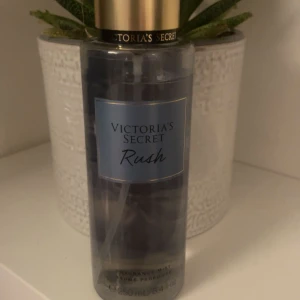 Victoria's Secret Rush Fragrance Mist - Fräsch och förförisk doft från Victoria's Secret. Rush Fragrance Mist kombinerar sensuella tränoter med midnattsmandarin för en gnistrande effekt. Perfekt för att ge en extra touch av glamour till din dag.