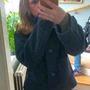 Marinblå kappa -  Säljer en supersnygg marinblå kappa pga inte kommer till användning! Den passar till typ allt-Perfekt för höst  och vår! Storlek XS. Hör av dig vid frågor!:)