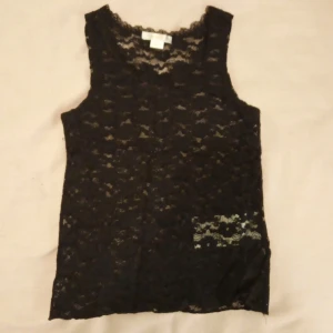 Gina Tricot spets linne  - Spets linne med blommönster. Superfin ❤️. Säljs inte längre 