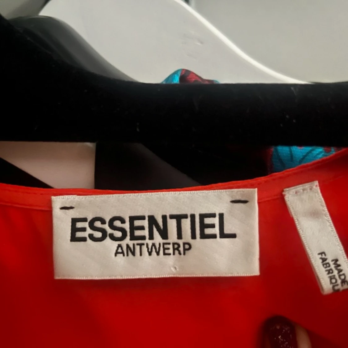 Orangeröd omlottklänning från Essentiel Antwerp. - 4